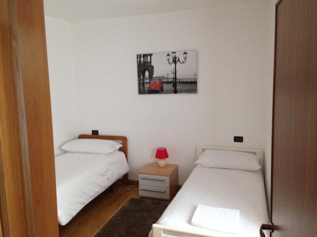 De La Tour Hotel Tirano Szoba fotó