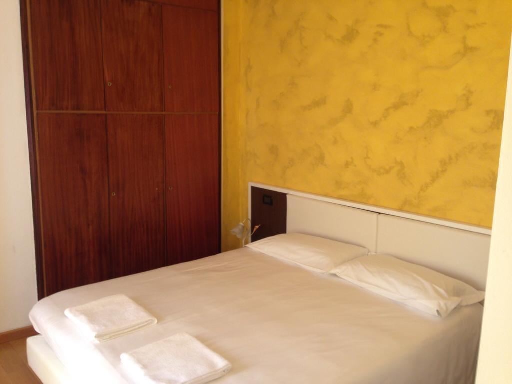 De La Tour Hotel Tirano Szoba fotó