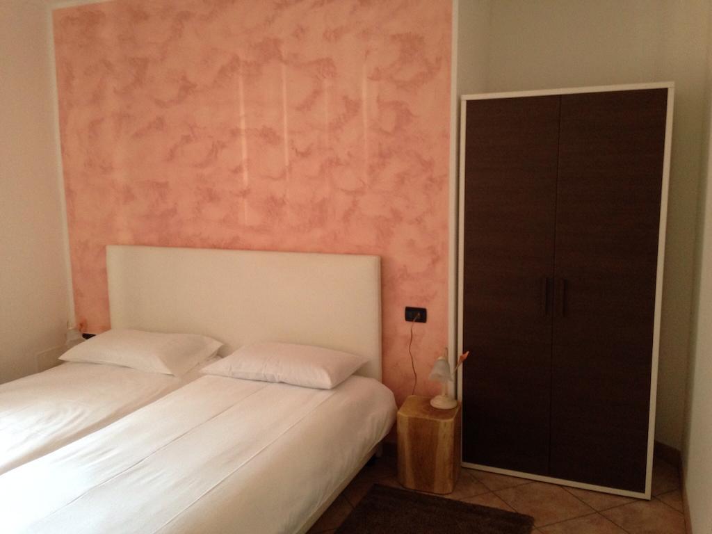 De La Tour Hotel Tirano Szoba fotó
