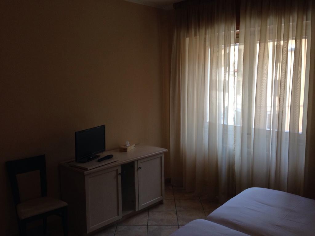 De La Tour Hotel Tirano Szoba fotó