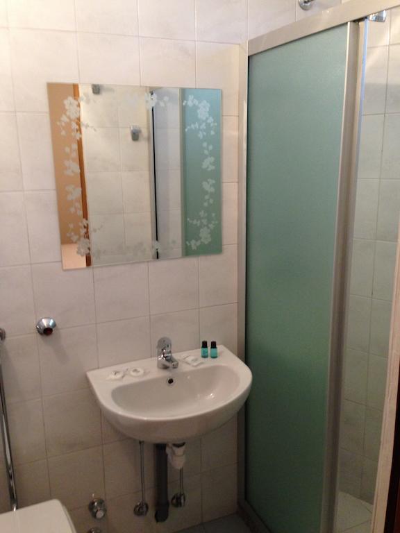 De La Tour Hotel Tirano Szoba fotó