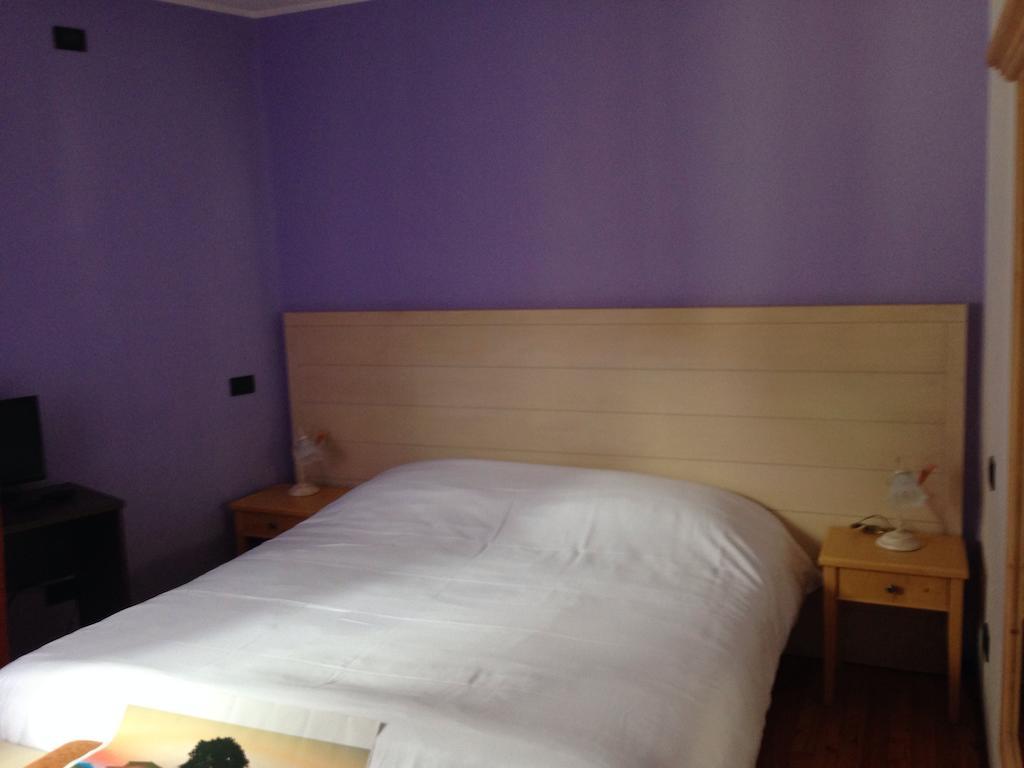De La Tour Hotel Tirano Szoba fotó