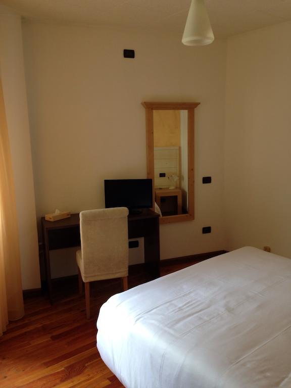 De La Tour Hotel Tirano Szoba fotó